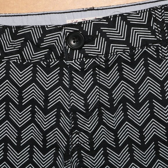 SO Black and White Arrow Shorts w31 Length 10.5 - Picture 2 of 5
